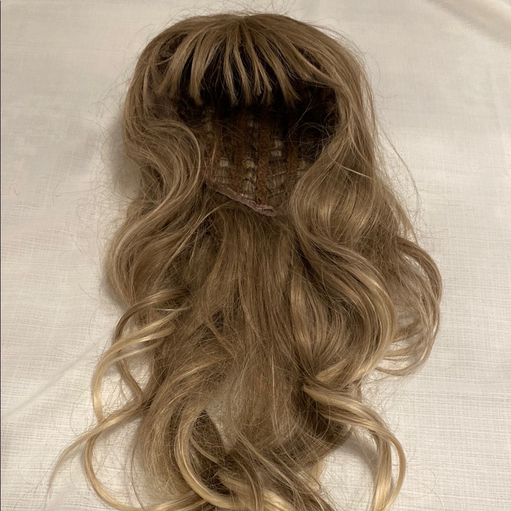 Women Synthetic Wigs Long Wavy Blond with Fluffy Air Bangs Light New Without Tag - Picture 8 of 11